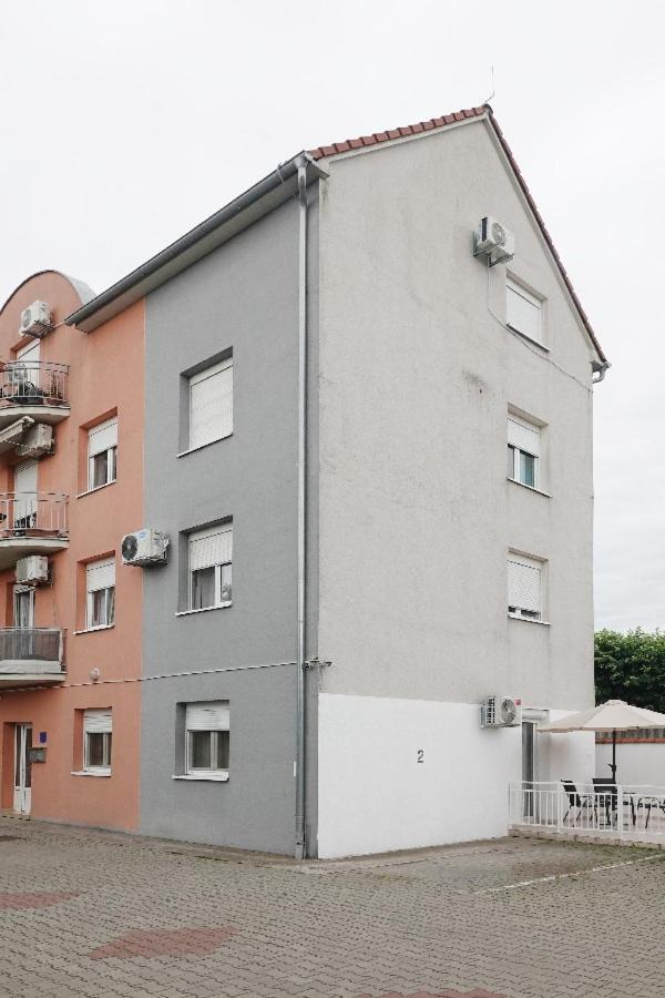 Apartman Gundulic Vinkovci Buitenkant foto